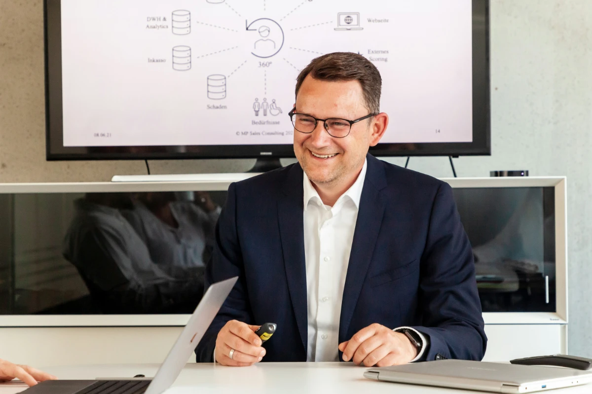 Steuerberater am modernen Arbeitsplatz mit Laptop und Präsentation